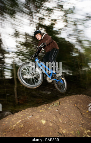 Un ragazzo su una bicicletta BMX, Svezia. Foto Stock