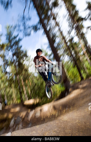 Un ragazzo su una bicicletta BMX, Svezia. Foto Stock