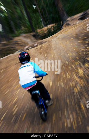 Un ragazzo su una bicicletta BMX, Svezia. Foto Stock