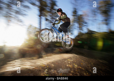 Un ragazzo su una bicicletta BMX, Svezia. Foto Stock