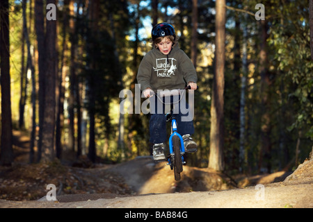 Un ragazzo su una bicicletta BMX, Svezia. Foto Stock