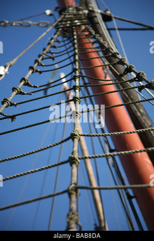 Rigging sul montante di un Tamigi chiatta a vela ormeggiata a Hythe Quay a Maldon Essex Foto Stock