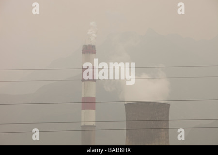 Le emissioni prodotte da un Coal Fired power station nel nord della Cina e terribile inquinamento atmosferico. Foto Stock