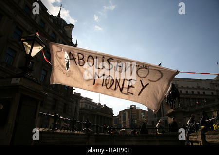 Un banner al di fuori della Banca di Inghilterra al G20 proteste a Londra Foto Stock