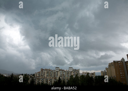 Nuvole temporalesche raccolta sulla periferia nord di Ljubljana Slovenia Foto Stock