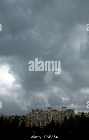 Nuvole temporalesche raccolta sulla periferia nord di Ljubljana Slovenia Foto Stock