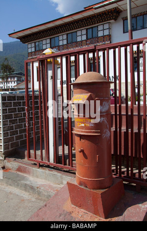 Pilastro rosso box , casella postale al di fuori ufficio generale delle poste e banca a Thimphu Bhutan Asia 91002 Bhutan-Thimphu Foto Stock