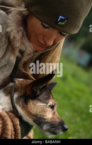 Internazionale 3 giorno in caso di cavaliere, Lottie Prentice tenendo il suo Jack Russell cane Foto Stock