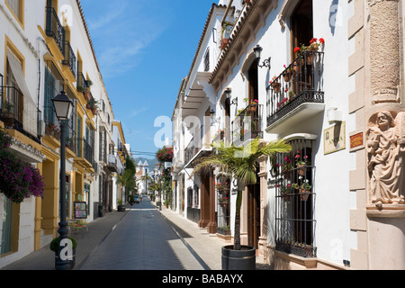 Tipica strada nella Città Vecchia (Casco Antiguo), Marbella, Costa del Sol, Andalusia, Spagna Foto Stock