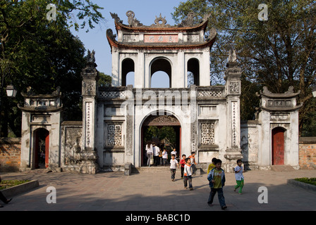 Il cancello principale del Tempio della Letteratura in Hanoi Vietnam Foto Stock