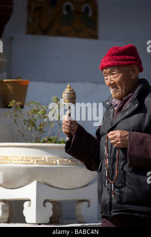 Bhutanse uomo che prega camminare intorno al Memorial Chorten Thimpu Bhutan 90964 Orizzontale Bhutan-Thimphu Foto Stock