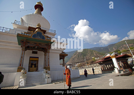 Bhutanse uomo che prega camminare intorno al Memorial Chorten Thimpu Bhutan 90963 Orizzontale Bhutan-Thimphu Foto Stock