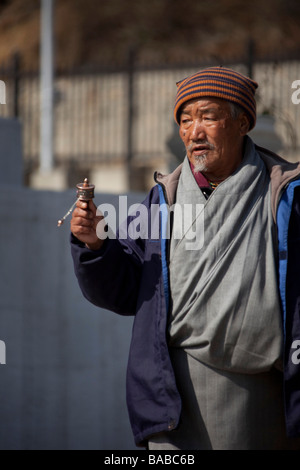 Bhutanse uomo che prega camminare intorno al Memorial Chorten Thimpu Bhutan 90955 Orizzontale Bhutan-Thimphu Foto Stock