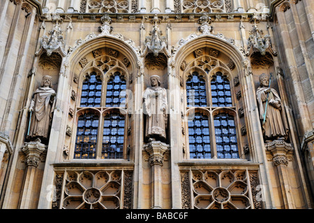 Statue sulle vecchie scuole Università edificio uffici, Trinity Lane, Cambridge Inghilterra REGNO UNITO Foto Stock