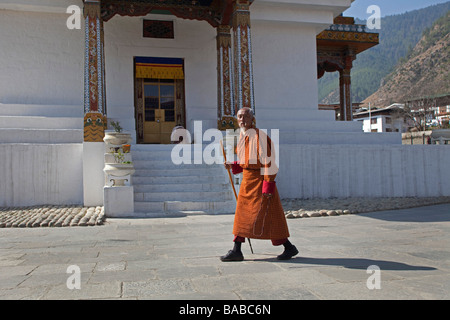 Bhutanse uomo che prega camminare intorno al Memorial Chorten Thimpu Bhutan 90964 Orizzontale Bhutan-Thimphu Foto Stock