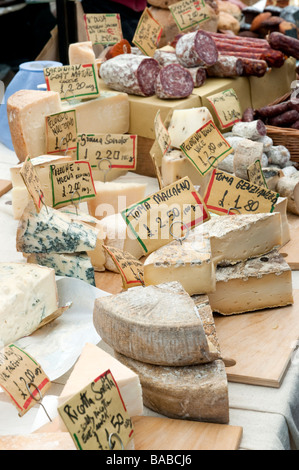 Formaggi continentali sul mercato in stallo Broadway Market, London, England, Regno Unito Foto Stock