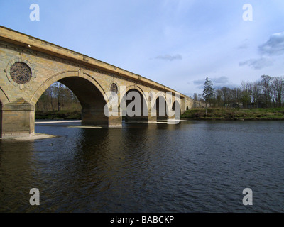 Coldstream ponte sopra il fiume Tweed progettato da James Smeaton nel XVIII secolo a cavallo tra Inghilterra e Scozia Foto Stock