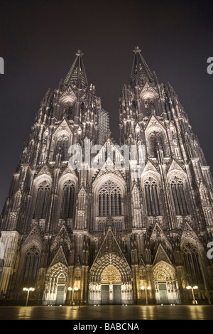 Aspetto anteriore della cattedrale di Colonia di notte Foto Stock