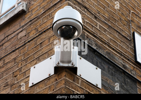 Telecamera TVCC su angolo di strada, London, Regno Unito Foto Stock