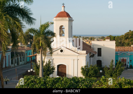 In stile coloniale e chiesa su una grande piazza nel XVI secolo la città di Trinidad, Cuba. Foto Stock