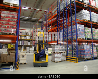 Il magazziniere il funzionamento di un carrello elevatore a forche in un rack del magazzino, Hamm, Germania Foto Stock