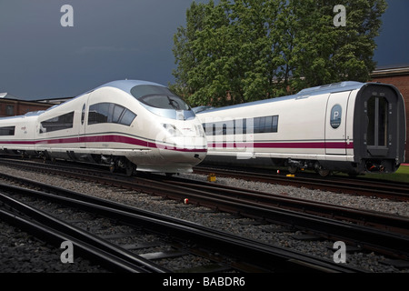 Velaro i treni ad alta velocità destinati all' esportazione in Spagna, in piedi di fronte al magazzino, Krefeld, Germania Foto Stock