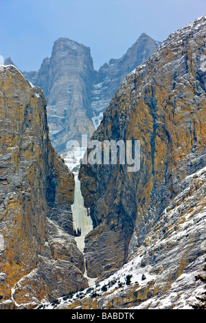 Cascata ghiacciata nelle Montagne Rocciose. Foto Stock