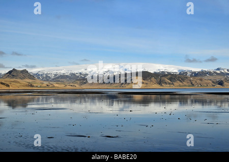 Una foto del ghiaccio Myrdalsjokull tappo riflettente nel Dyrholaey Laguna Sud dell'Islanda Foto Stock