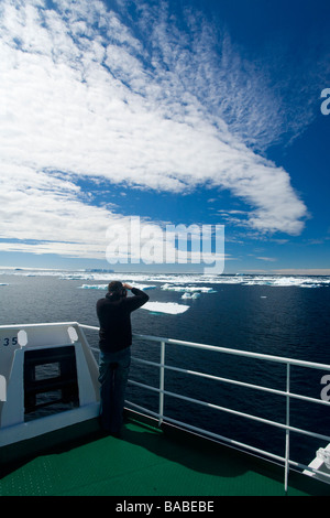 Turista su una nave da crociera a fotografare pack e ice iceberg tabulari Penisola Antartica vicino Isola Paulet Antartide Foto Stock