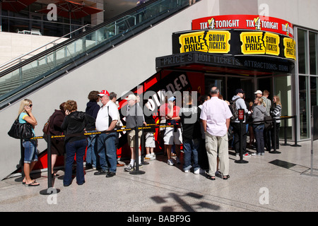 La gente in coda per discount theatre tickets al di fuori del fashion show shopping mall di Las Vegas Boulevard las vegas nevada usa Foto Stock