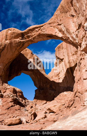 Il doppio arco nel Parco Nazionale di Arches, Utah, Stati Uniti d'America. Foto Stock