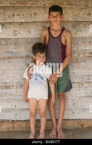 Due fratelli cubani in una piccola casa rurale nella provincia di Matanzas. Foto Stock