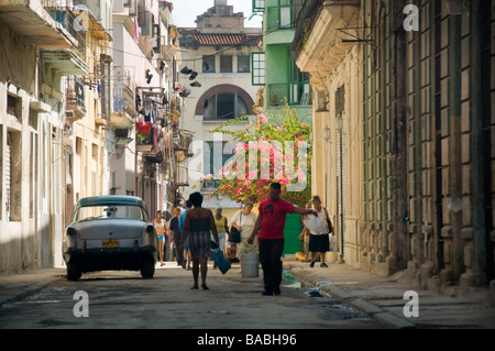 Scena di strada a l'Avana, Cuba con mobili di antiquariato di auto e architettura antica. Foto Stock