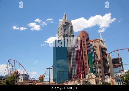 Grattacieli e roller coster del New York New York Hotel and Casino in Las Vegas Nevada USA Foto Stock