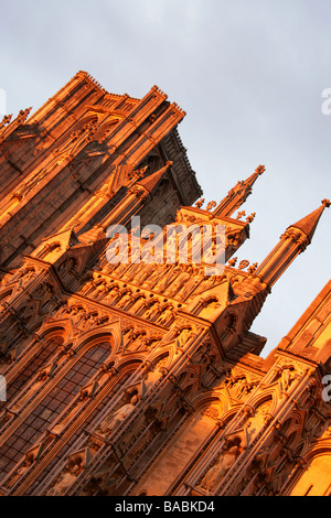 Città di pozzi, Inghilterra. Chiudere fino ad angolo vista del tramonto della Cattedrale di Wells fronte ovest. Foto Stock