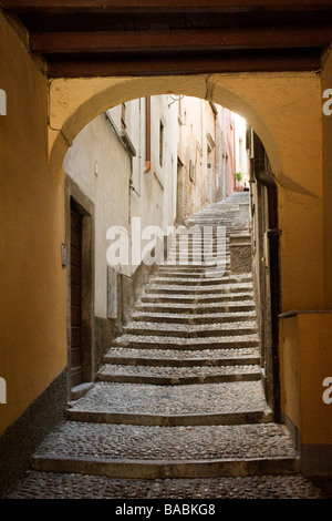 Passaggio stretto del borgo medievale di scalini in pietra ('stalite') a Bellagio sul Lago di Como, Italia Foto Stock