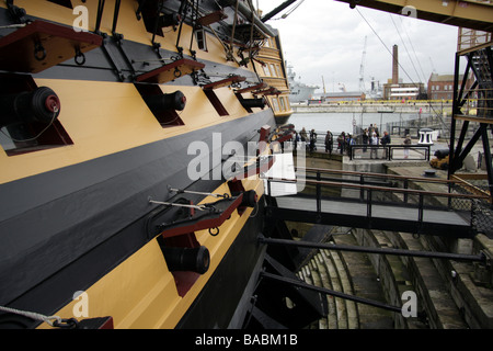 Le porte della pistola sul HMS Victory, mostrando i visitatori non identificabili di salire a bordo della nave Foto Stock