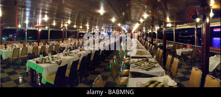 Ristorante sul fiume nella città di Saigon. Foto Stock