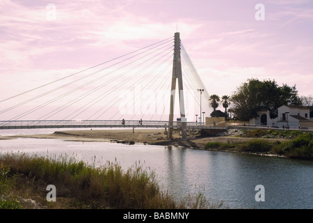 Fuengirola Provincia di Malaga Costa del Sol Spagna la passerella pedonale attraverso il fiume Fuengirola al crepuscolo Foto Stock