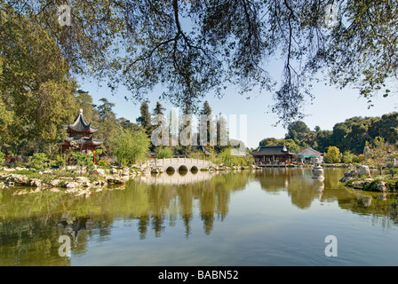 Giardino cinese con il ponte di pietra e Pagoda Foto Stock