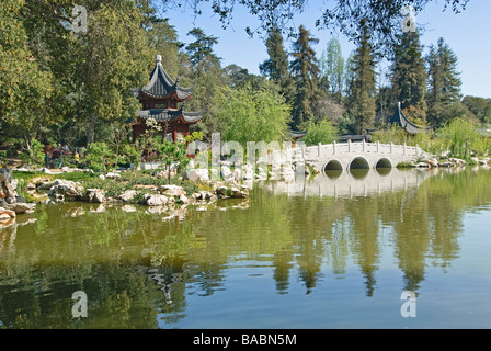 Giardino cinese con il ponte di pietra e Pagoda Foto Stock