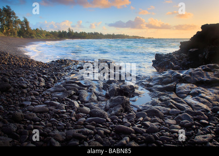 Sunrise over Hana Bay sulla costa nordorientale di Maui, Hawaii, nella città di Hana Foto Stock