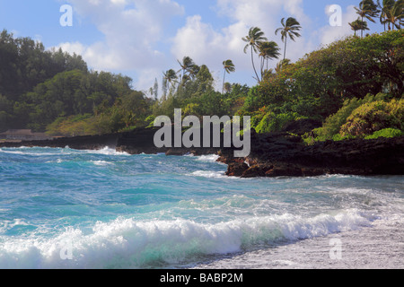 Le onde a Hana Bay sulla costa nordorientale di Maui, Hawaii, nella città di Hana Foto Stock