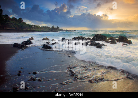 Drammatico tramonto su Hana Bay sulla costa nordorientale di Maui, Hawaii, nella città di Hana Foto Stock