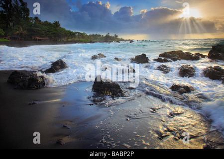 Drammatico tramonto su Hana Bay sulla costa nordorientale di Maui, Hawaii, nella città di Hana Foto Stock