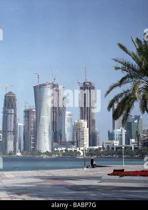 Una vista dello sviluppo in corso a Doha in Qatar Arabia nella primavera del 2009 Foto Stock