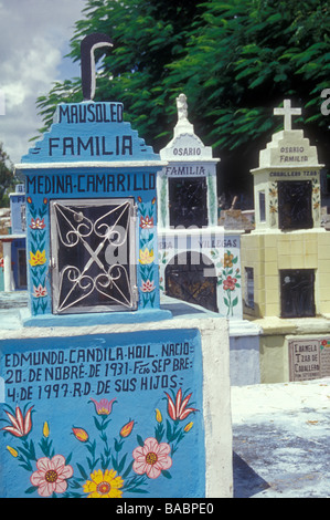 Tombe di famiglia o osarios al Cementerio Hoctun, un cimitero Maya vicino a Merida, Yucatan Stato, Messico Foto Stock