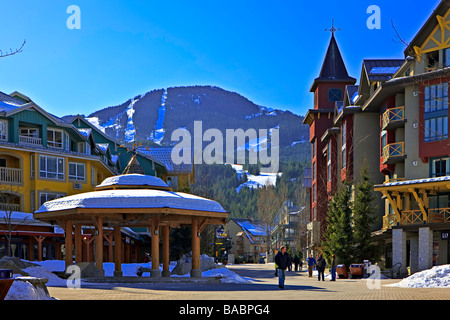 Gazebo in Town Plaza,il villaggio di Whistler, Canada. Foto Stock