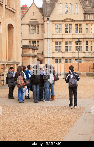 Scuola straniera gli studenti in una gita al di fuori della Libreria Bodliean, Oxford Foto Stock