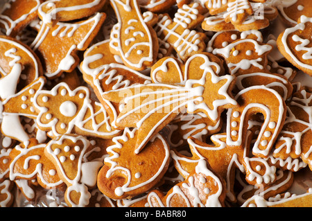 Gingerbread cookies decorati con glassa di zucchero Foto Stock